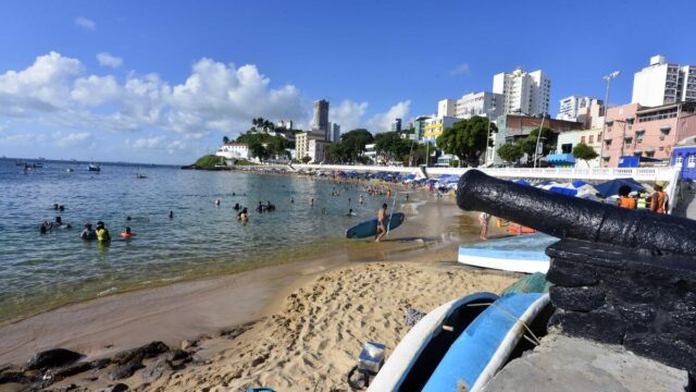 Léo Santana vota em Salvador ao lado da filha Liz e comemora: “Papel de cidadão exercido com sucesso”