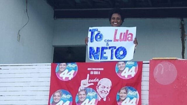 Eleitora chama atenção com cartaz de “Lu-Neto” durante ato de Lula e Jerônimo em Salvador