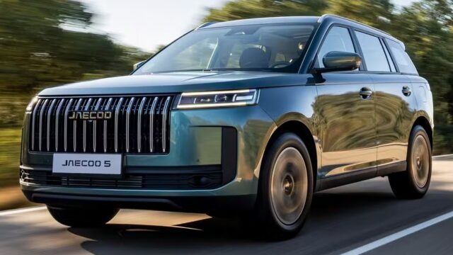 Com karaokê a bordo e bancos à prova de pets, Jaecoo 5 estreia na Bahia em noite retrô na nova Kazza Motors