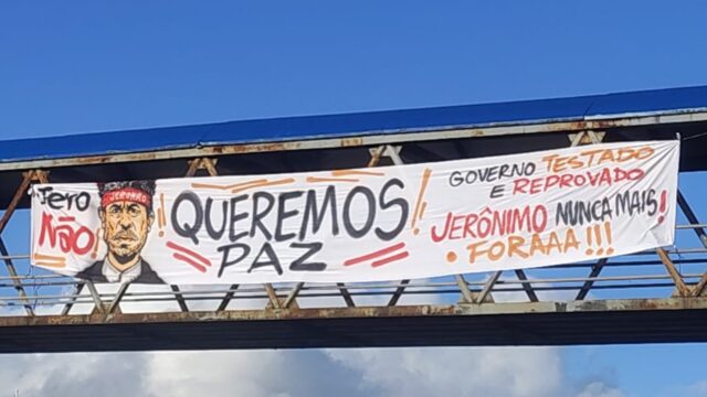 “QUEREMOS PAZ”: Bandeira com pedido de paz é colocada em passarela da Avenida Paralela, em Salvador