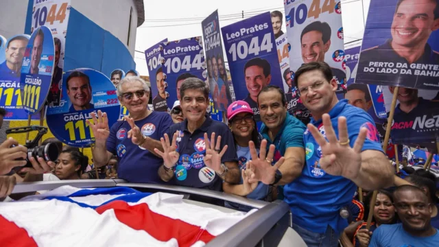Com Bruno Reis e aliados, ACM Neto percorre Bairro da Paz diante de multidão