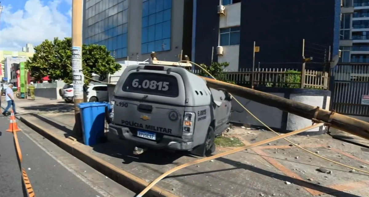 Viatura da PM fica destruída após bater em poste e muro na Pituba