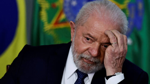 Pesquisa interna preocupa o PT: mesmo após atos, Flávio Bolsonaro segue à frente de Lula
