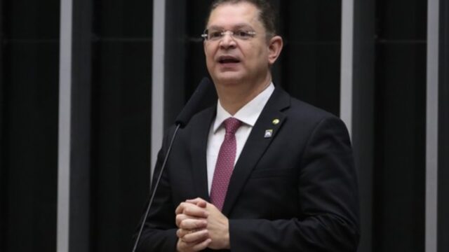 Líder do PL, Sóstenes Cavalcante diz que o partido apoia o fim da 6×1 e promete PEC das Horas trabalhadas