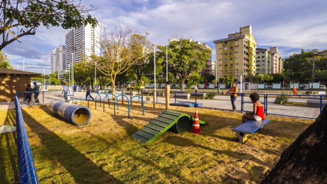 Prefeitura entrega obras do parque linear com arborização e quiosques no Imbuí