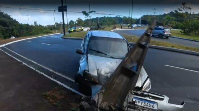 ACIDENTE: Carro bate em poste e fica destruído no bairro do Curralinho, em Salvador