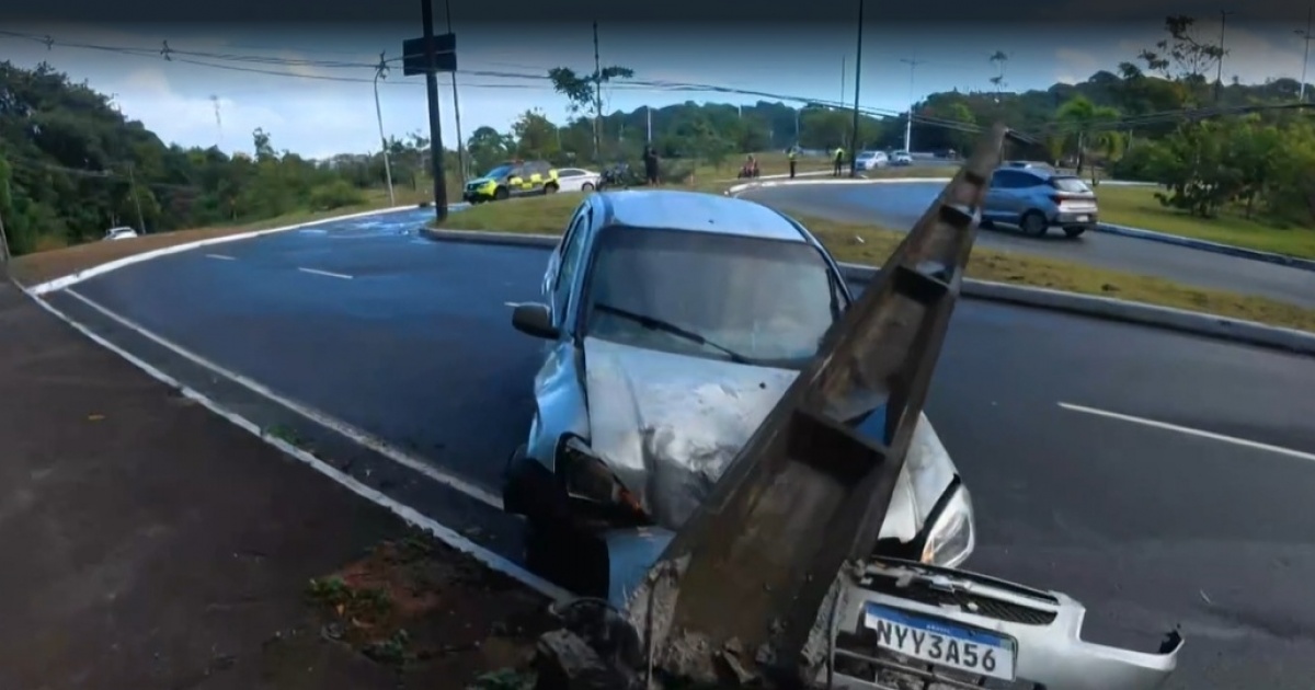 ACIDENTE: Carro bate em poste e fica destruído no bairro do Curralinho, em Salvador
