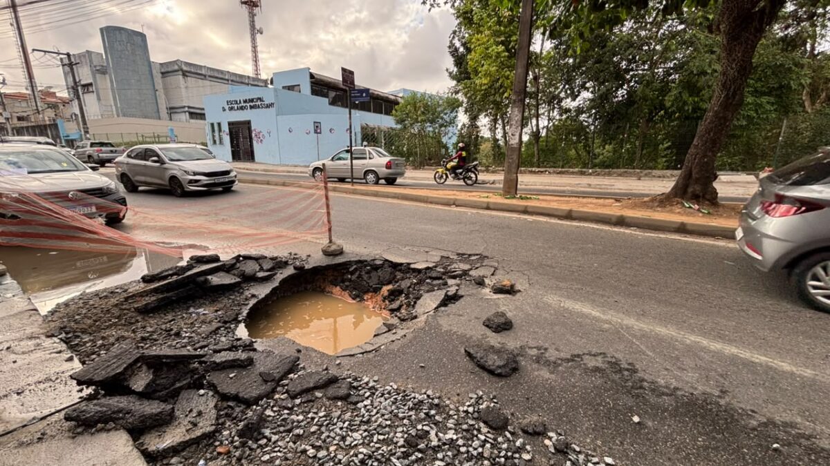 Adutora rompe e abre cratera em frente a escola municipal na Avenida São Rafael, em Salvador