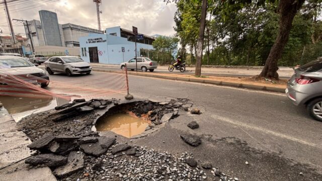 Adutora rompe e abre cratera em frente a escola municipal na Avenida São Rafael, em Salvador