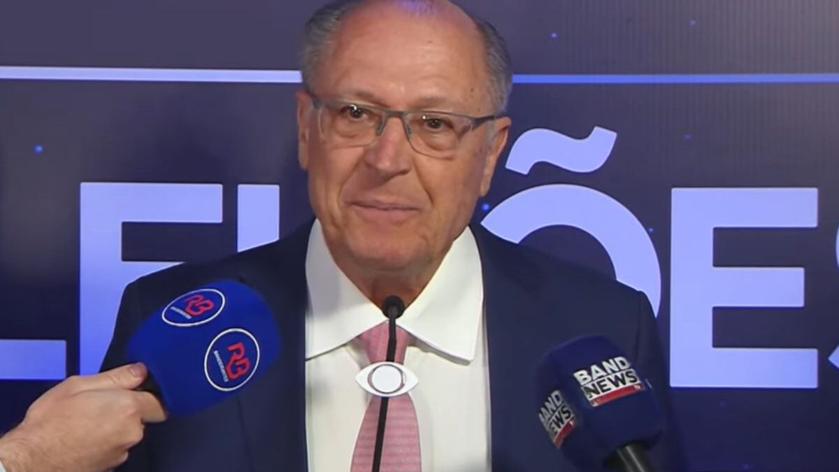 Alckmin é o primeiro a chegar ao debate da Band e diz que encontro ajuda indeciso a definir voto