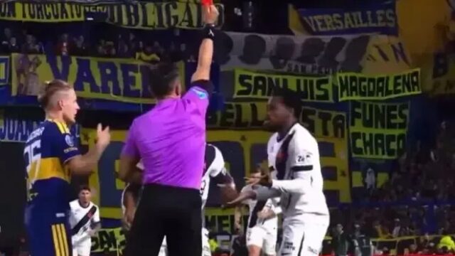 Andrés Gomes é expulso após empurrar árbitro e desfalca o Vasco na volta contra o Boca Juniors