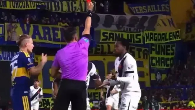 Andrés Gomes é expulso após empurrar árbitro e desfalca o Vasco na volta contra o Boca Juniors