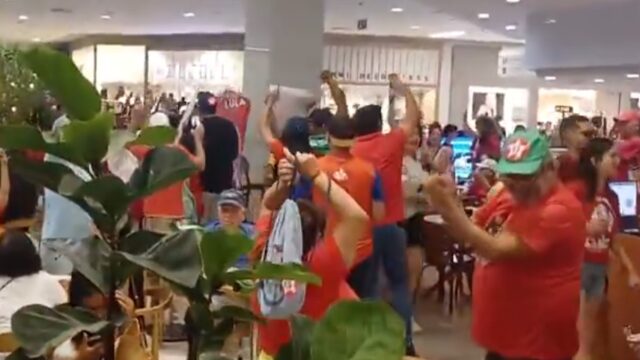 Apoiadores de Lula fazem ato contra o fascismo na Praça de Alimentação do Shopping Barra, em Salvador