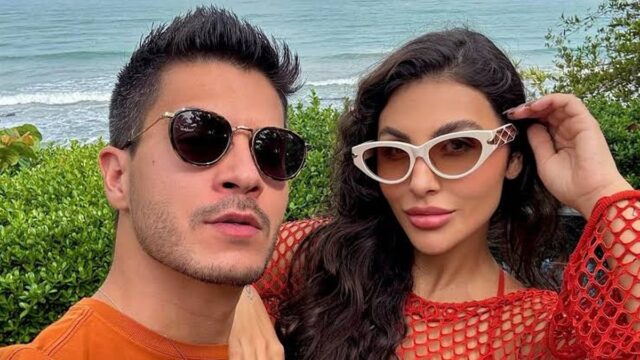 Arthur Aguiar e Jheny Santucci se beijam em chá revelação do segundo filho dias após anunciarem separação