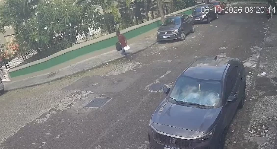 ASSALTO: mulher é roubada na Graça, em Salvador, e câmeras flagram a fuga do criminoso