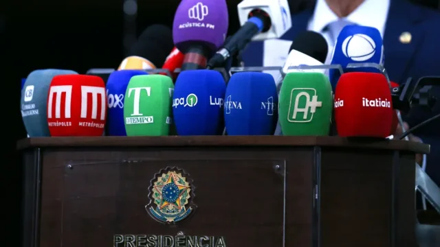 ATAQUES: jornalistas sofrem mais de 14 mil agressões nas redes durante o 1º turno das eleições de 2026