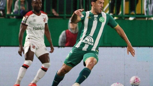 Athletico goleia a Chapecoense por 4 a 1 na Arena Condá e volta ao G4 do Brasileirão