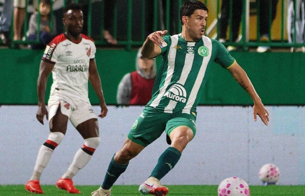 Athletico goleia a Chapecoense por 4 a 1 na Arena Condá e volta ao G4 do Brasileirão