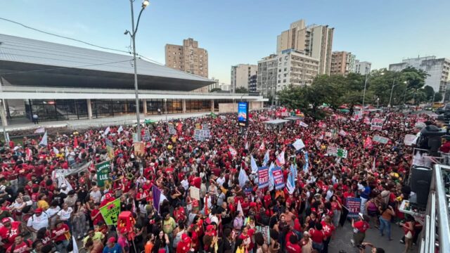 Ato em defesa da educação e da democracia reúne apoiadores de Lula, deputados e O Kannalha em Salvador