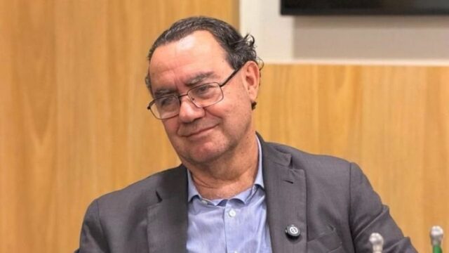 Augusto Cury, candidato do Avante à Presidência, vota em Colina, cidade onde nasceu, no interior de SP