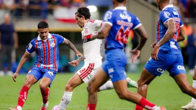 Bahia é dominado pelo Flamengo, perde por 3 a 0 na Fonte Nova e vê rival retomar a liderança
