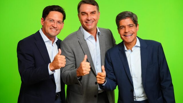 Flávio Bolsonaro prepara gesto a católicos no Dia de Nossa Senhora Aparecida, em Brasília