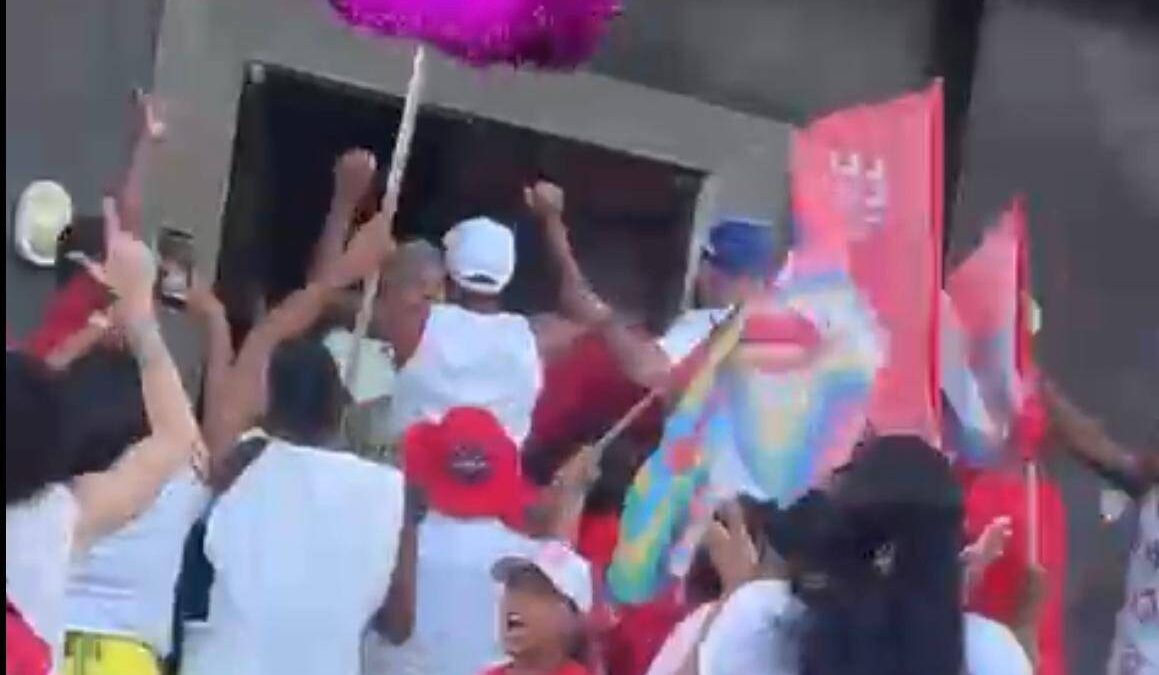 Caminhada do PT no Imbuí, em Salvador, termina em confusão após homem fazer gesto pró-Flávio Bolsonaro