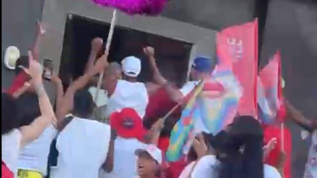 Caminhada do PT no Imbuí, em Salvador, termina em confusão após homem fazer gesto pró-Flávio Bolsonaro