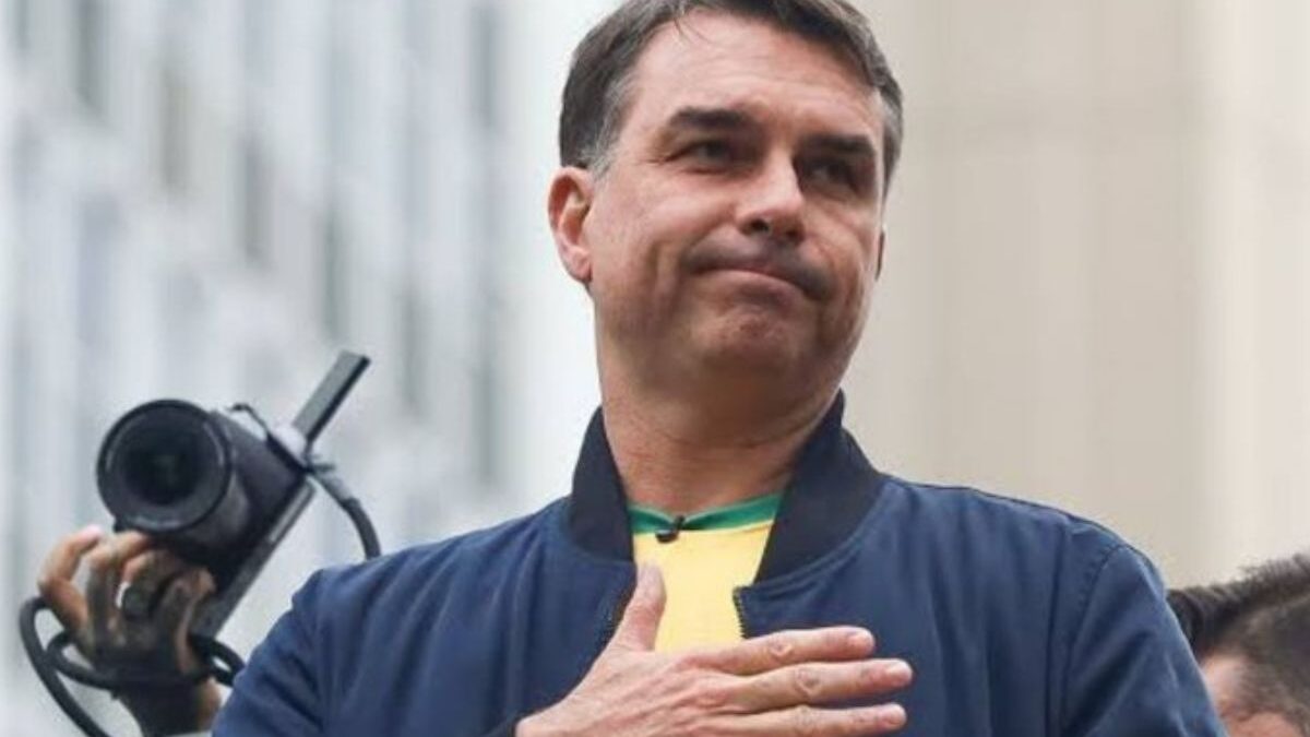 Campanha de Flávio Bolsonaro não assina regras do debate da Globo e deixa presença em aberto