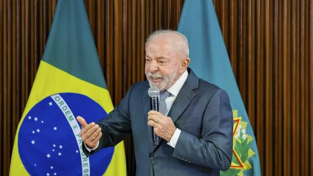 Campanha de Lula aciona TSE contra Flávio Bolsonaro por imagem feita com IA sobre ato no metrô de SP