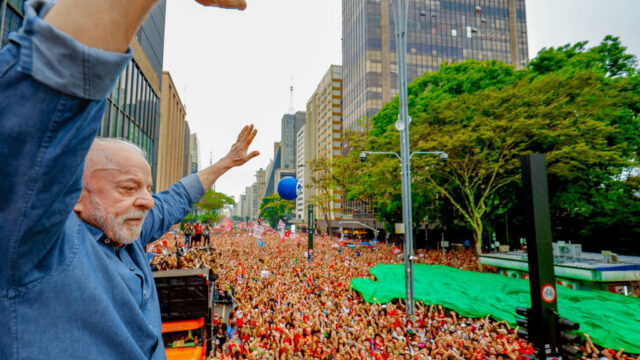 Segundo turno: Flávio Bolsonaro visita o pai em Brasília e Lula prepara anúncio para MEIs