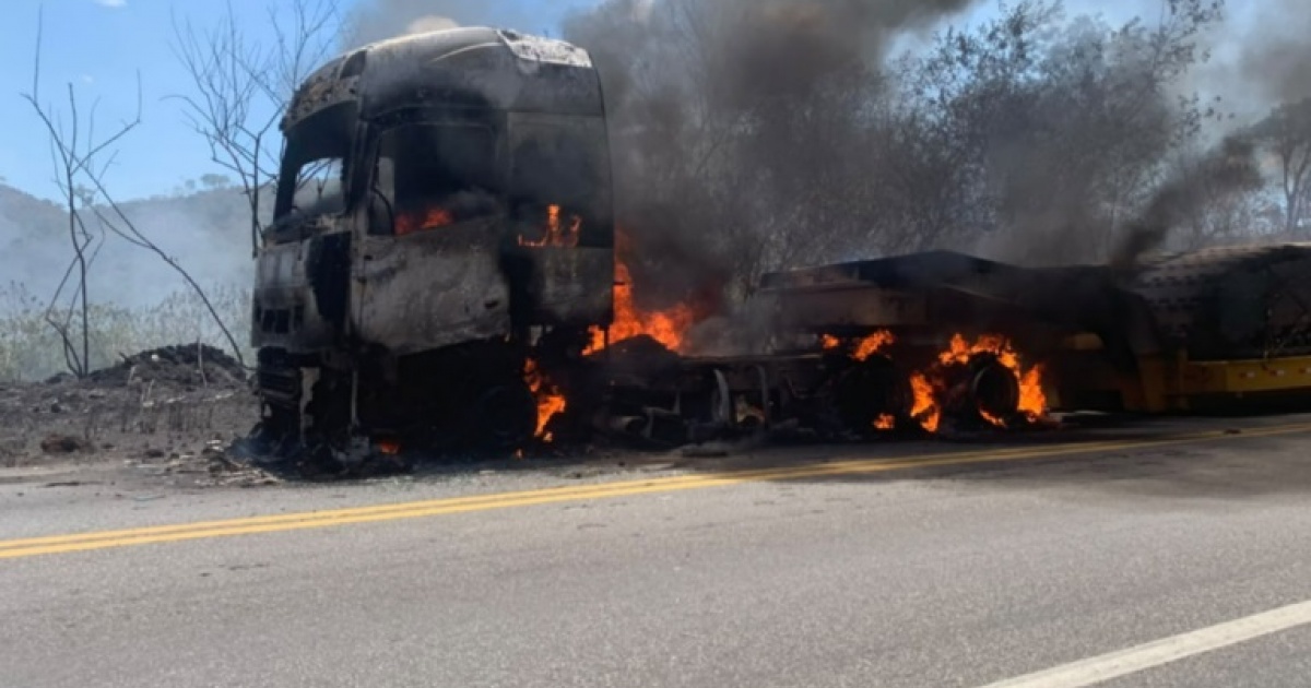 Carreta pega fogo na BR-116, na Serra do Mutum, e causa lentidão no trânsito em Jaguaquara