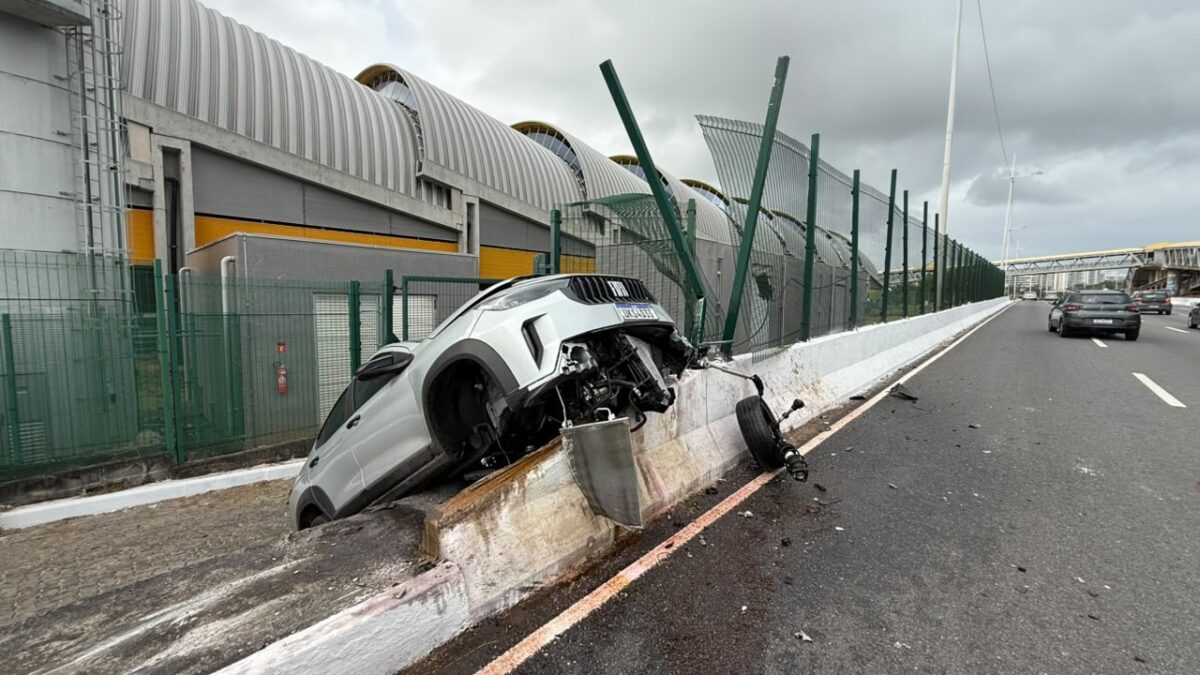 Carro invade área restrita do metrô na Avenida Paralela e fica pendurado em estrutura da estação Tamburugy