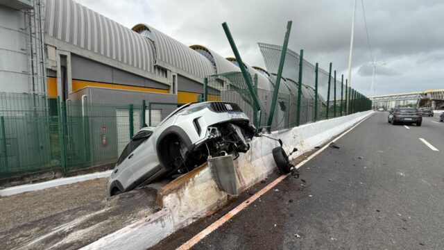 Carro invade área restrita do metrô na Avenida Paralela e fica pendurado em estrutura da estação Tamburugy