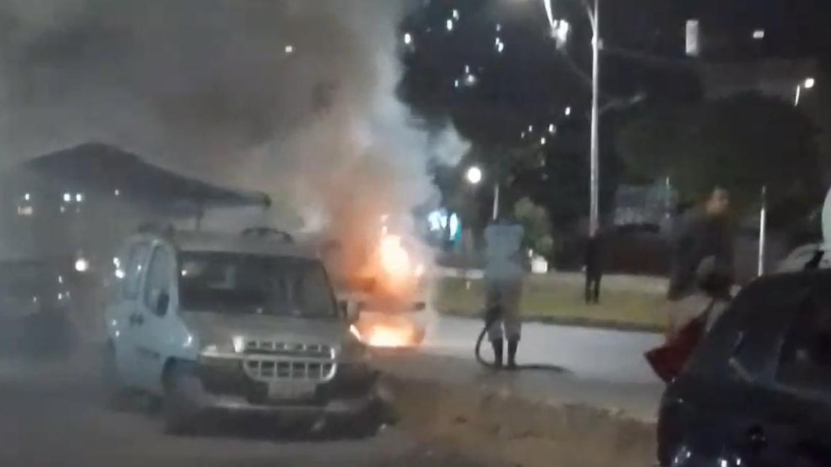 Carro pega fogo na Avenida Vasco da Gama, em Salvador, e causa nuvem de fumaça