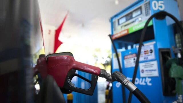 COMBUSTÍVEL: Lula zera impostos da gasolina por 30 dias e Flávio Bolsonaro chama medida de ‘bomba’