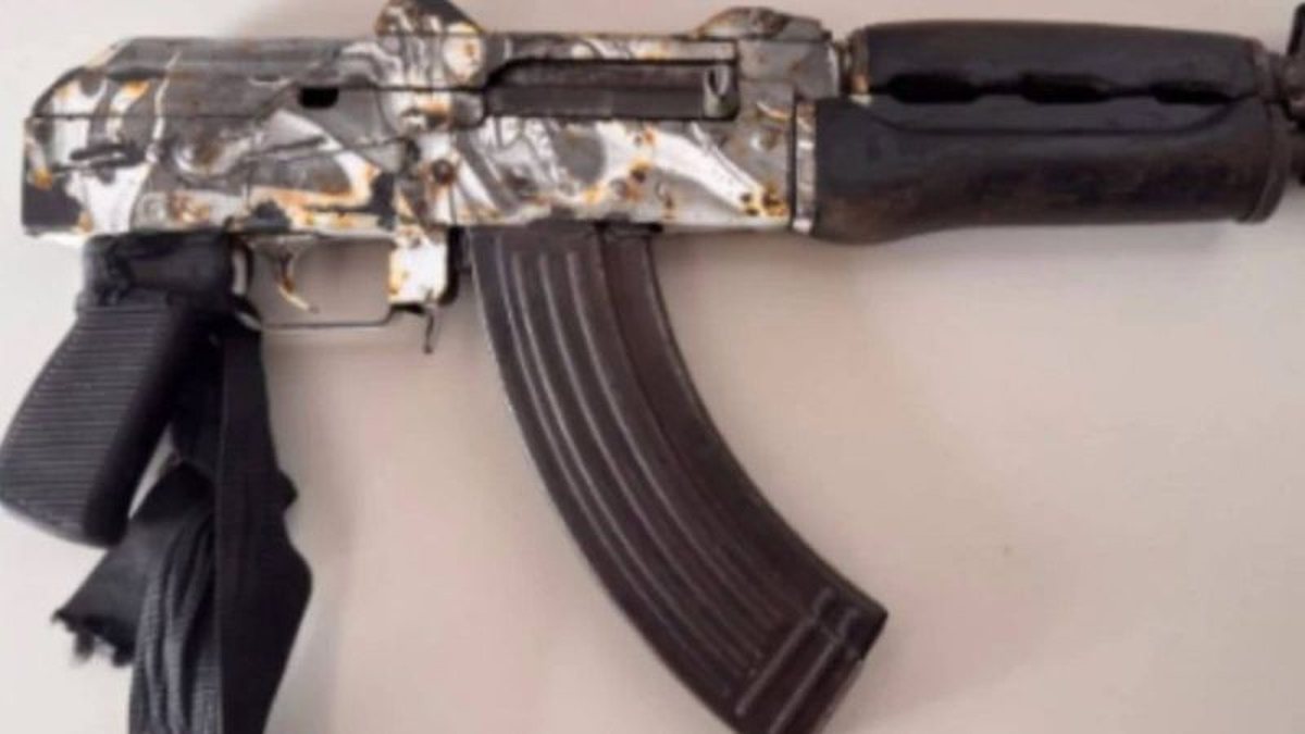 CONFRONTO: PM apreende fuzil AK-47 de fabricação russa em Wenceslau Guimarães, no baixo sul da Bahia