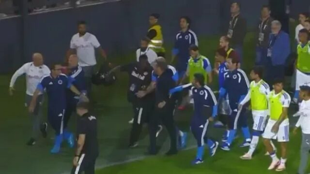 CONFUSÃO: Artur Jorge discute e precisa ser contido em intervalo de Bragantino x Cruzeiro