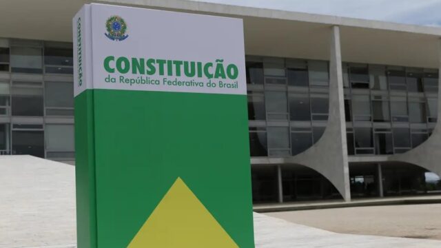 CONSTITUIÇÃO: proposta de Flávio Bolsonaro de “redemocratizar” o país divide especialistas