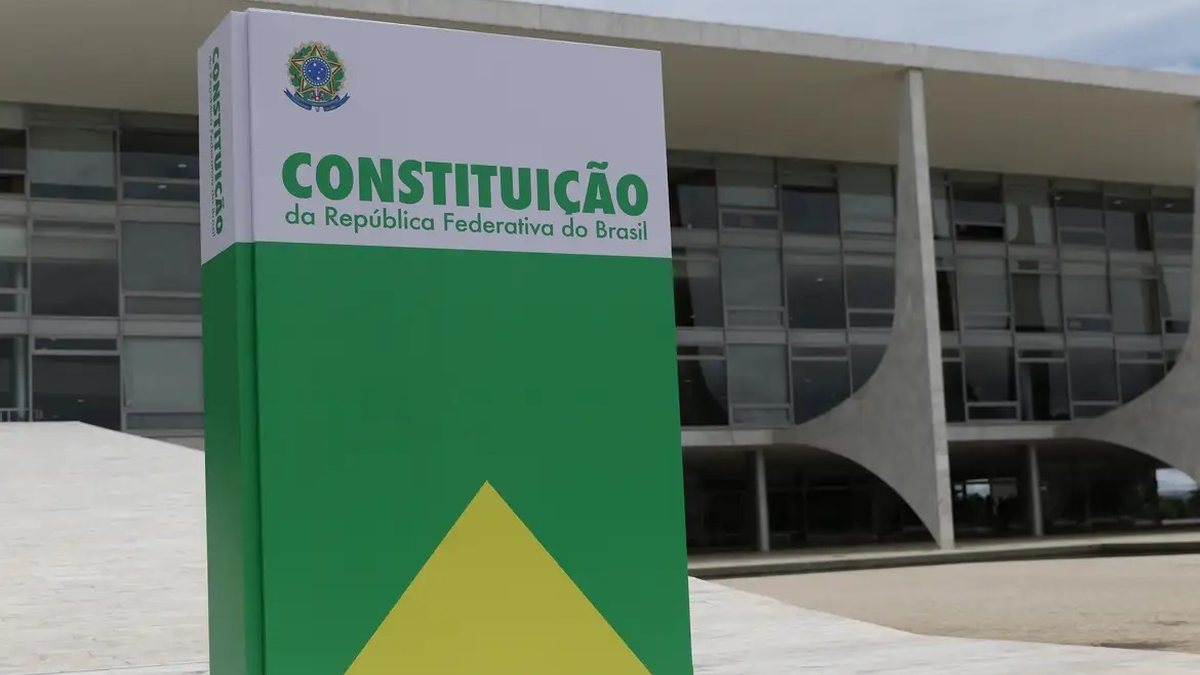 CONSTITUIÇÃO: proposta de Flávio Bolsonaro de "redemocratizar" o país divide especialistas