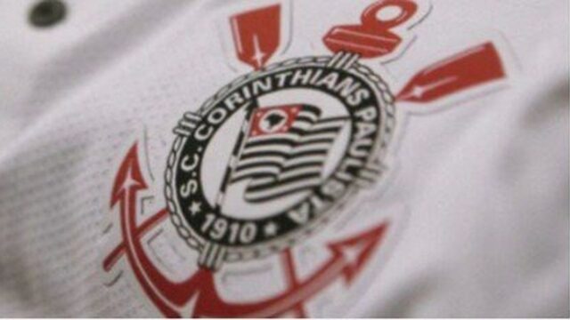 Seedorf chega ao Brasil e comanda primeiro treino no Corinthians com missão de fugir do Z4