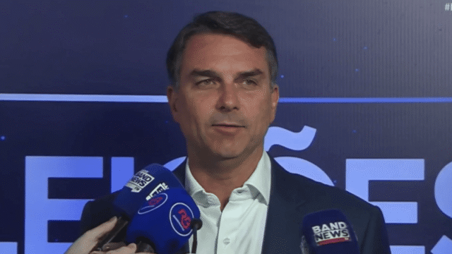 DEBATE: Flávio Bolsonaro diz que vai rebater fake news e contrastar projetos com Lula no embate da Band