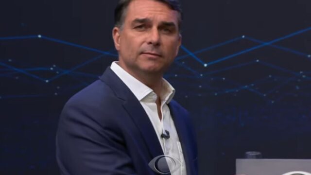 Debate na Band: Flavio Bolsonaro admite falhas do governo do pai na pandemia após pergunta de Lula