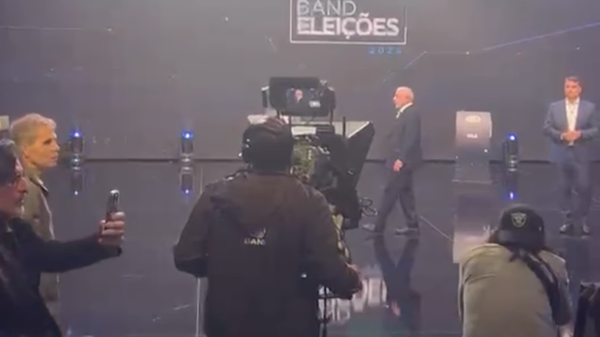 DEBATE NA BAND: Sidônio Palmeira se irrita nos bastidores e tem bate-boca com Flávio Bolsonaro