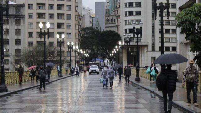 Defesa Civil de SP renova alerta para chuvas fortes em todo o estado até quinta-feira (15)