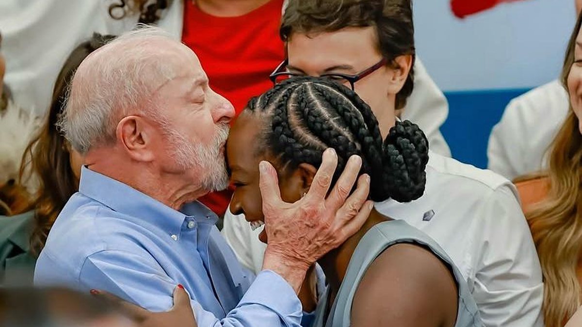 Deputada eleita mais jovem do país, Ana Elisa diz que vida da família melhorou com Lula