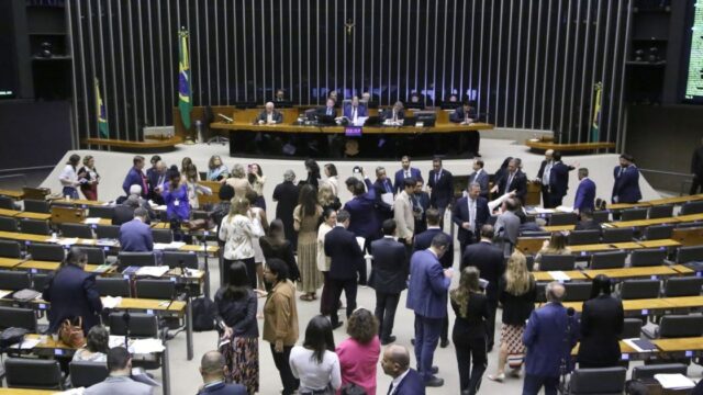 Direita e oposição no Senado mudam de postura e devem votar a favor do fim da escala 6×1