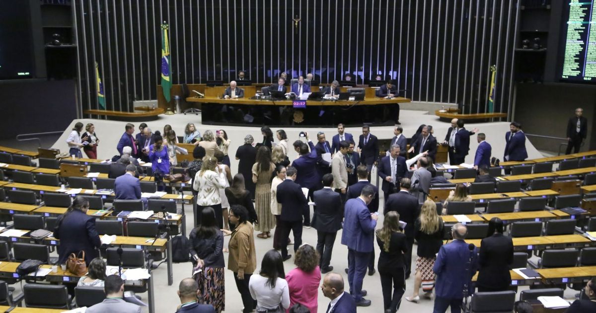 Direita e oposição no Senado mudam de postura e devem votar a favor do fim da escala 6x1