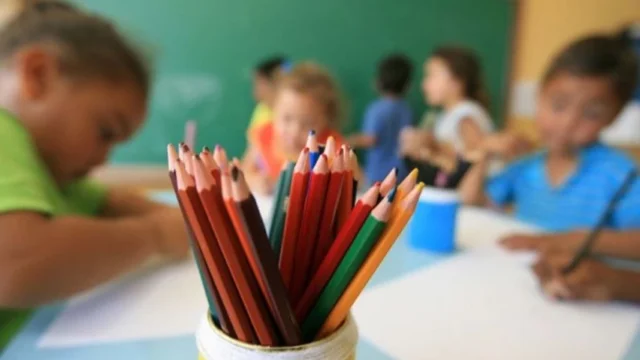 PERU: governo de Keiko Fujimori proíbe maquiagem e cabelo tingido em escolas públicas