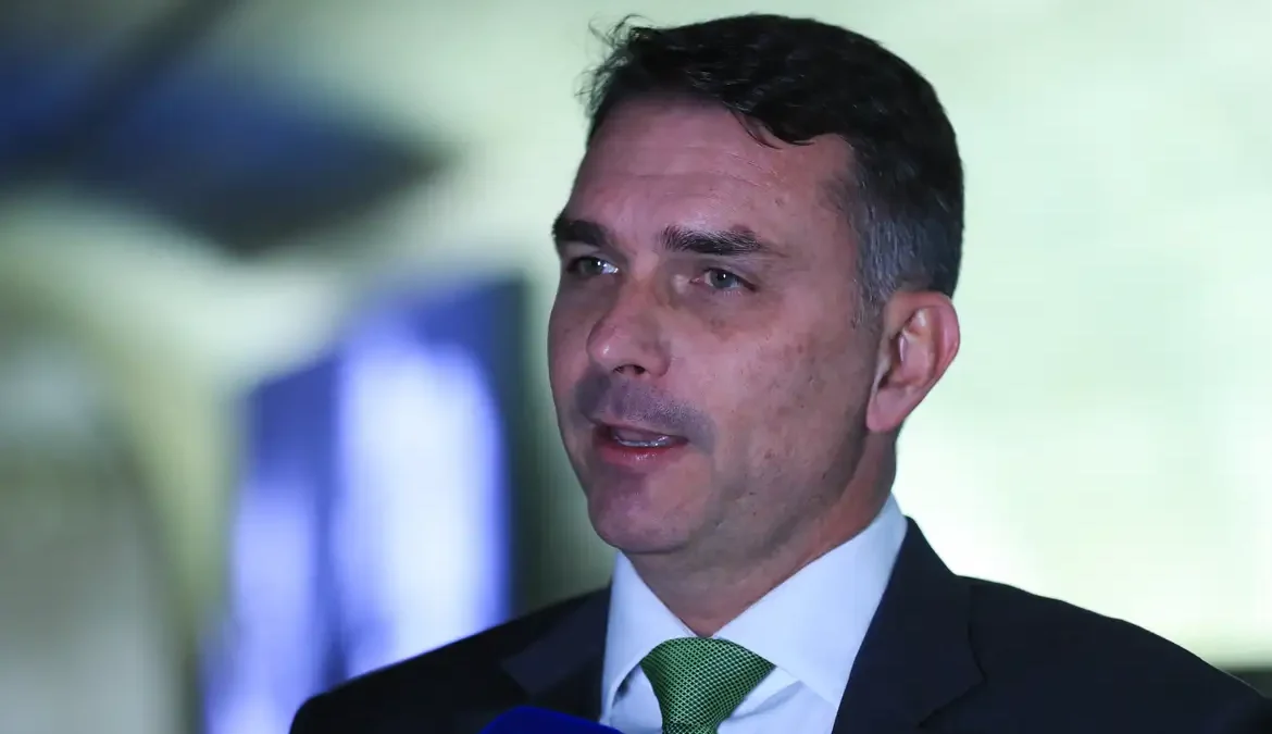 ELEIÇÕES 2026: Flávio Bolsonaro diz que Lula "não tem condição" de atrair investimentos e que "ninguém confia"